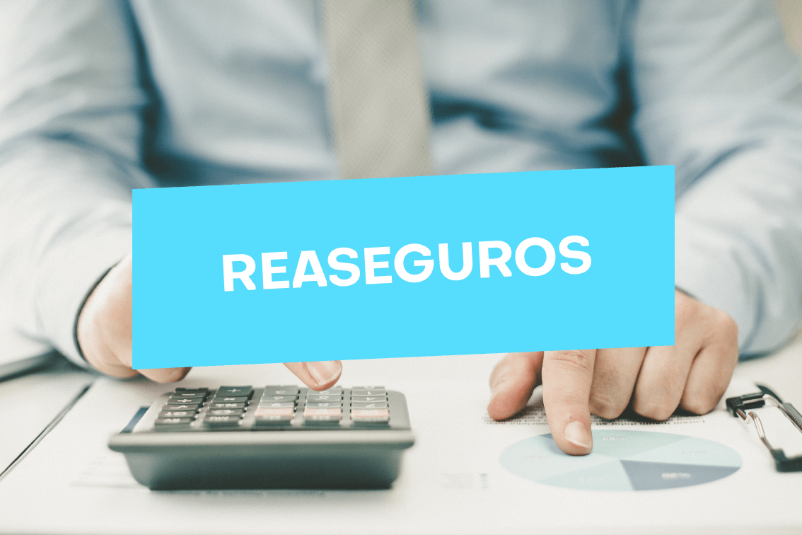 Foto reaseguros imagen escritorio con etiqueta reaseguros