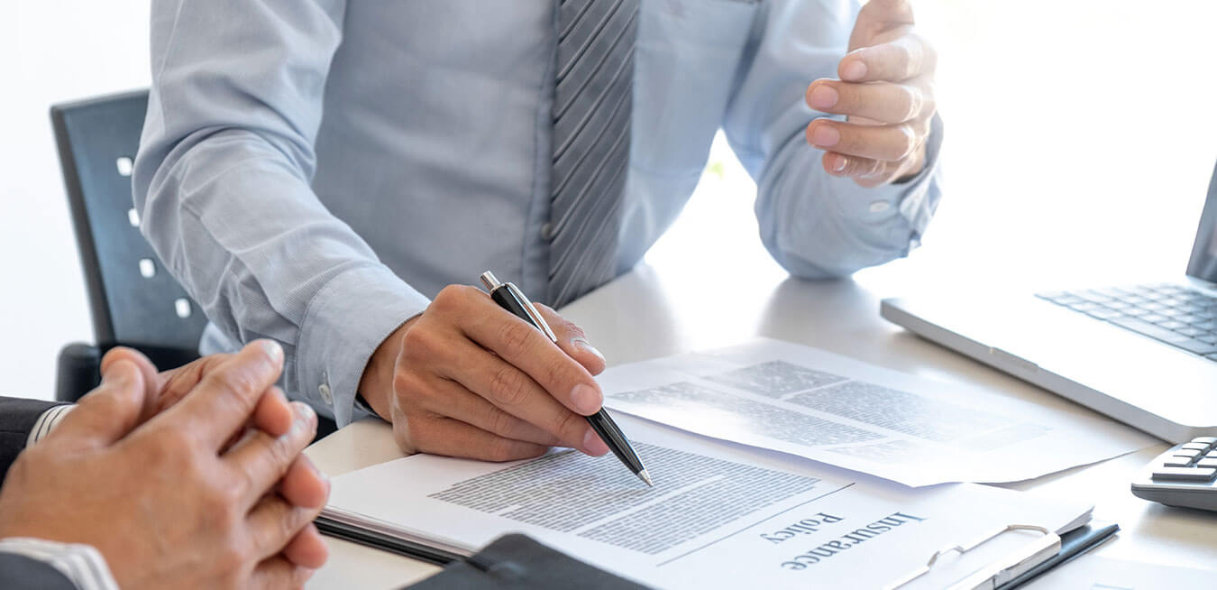 Guia RCE dos hombres firmando un contrato Responsabilidad Civil Extracontractual